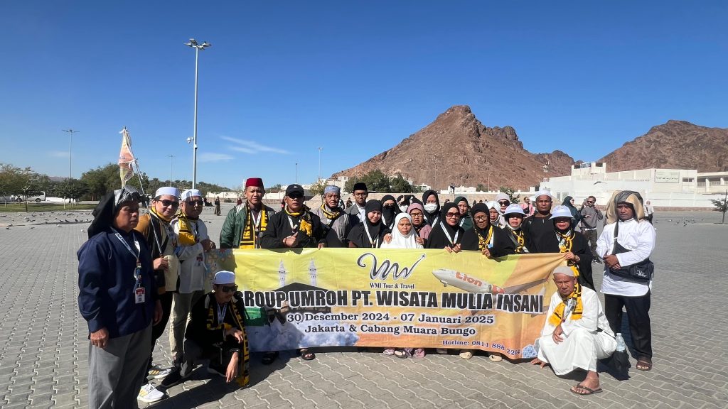 Umrah Awal Musim 2026: Waktu Terbaik Berangkat Lebih Tenang & Khusyuk Umrah awal musim 2026 menjadi momen yang banyak ditunggu jamaah Indonesia. Kenapa? Karena periode awal musim biasanya menawarkan suasana yang lebih tertata, kuota masih longgar, serta pilihan jadwal yang lebih fleksibel. Buat Anda yang ingin ibadah lebih fokus tanpa terlalu padat, ini timing yang patut dipertimbangkan. Bersama Wisata Mulia Insani, Anda bisa merencanakan umrah awal musim 2026 dengan persiapan matang, legalitas jelas, dan pelayanan profesional dari tim berpengalaman. Kenapa Memilih Umrah Awal Musim 2026? Berangkat di awal musim itu bukan sekadar soal tanggal. Ini soal strategi ibadah. Berikut alasannya: 1. Kuota Masih Longgar Awal musim biasanya belum terlalu padat. Jamaah bisa lebih leluasa saat thawaf di Masjidil Haram maupun ketika berziarah di Madinah. 2. Harga Masih Kompetitif Biasanya harga paket umrah awal musim 2026 lebih stabil sebelum memasuki high season seperti Ramadhan atau liburan sekolah. 3. Jadwal Lebih Fleksibel Pilihan tanggal keberangkatan masih banyak. Anda bisa menyesuaikan dengan waktu cuti atau agenda keluarga. 4. Adaptasi Lebih Nyaman Cuaca dan kondisi operasional di Arab Saudi umumnya sudah siap menyambut musim baru, sehingga pelayanan lebih optimal. Kalau mau ibadah tanpa drama antre panjang, awal musim adalah pilihan realistis dan cerdas. Apa yang Perlu Dipersiapkan untuk Umrah Awal Musim 2026? Ibadah yang khusyuk selalu diawali persiapan yang matang. Jangan tunggu mepet. Berikut hal penting yang harus Anda siapkan: ✔ Dokumen Resmi Paspor aktif minimal 6 bulan KTP & KK Buku vaksin (jika diperlukan sesuai regulasi terbaru) ✔ Fisik & Mental Mulai jaga pola makan, olahraga ringan, dan perbanyak doa. Umrah itu ibadah fisik dan hati. ✔ Finansial Amankan dana lebih awal. Banyak jamaah gagal berangkat bukan karena niat kurang, tapi karena menunda persiapan biaya. Di sinilah pentingnya memilih travel terpercaya seperti Wisata Mulia Insani yang transparan dalam sistem pembayaran dan detail paket. Fasilitas Umrah Awal Musim 2026 Bersama Wisata Mulia Insani Wisata Mulia Insani menghadirkan paket umrah dengan layanan maksimal agar jamaah fokus ibadah tanpa pusing teknis. Beberapa fasilitas yang biasanya tersedia: Tiket pesawat PP Hotel dekat Masjidil Haram & Masjid Nabawi Makan 3 kali sehari Visa umrah resmi Transportasi selama di Arab Saudi Pembimbing ibadah berpengalaman Manasik sebelum keberangkatan Dengan sistem pelayanan yang profesional, jamaah akan mendapatkan pendampingan dari awal pendaftaran hingga kembali ke Indonesia. Momentum Terbaik Menyambut Musim Umrah 2026 Awal musim umrah 2026 bukan hanya soal perjalanan, tapi tentang membuka lembaran ibadah baru dengan semangat yang lebih kuat. Banyak jamaah memilih periode ini untuk: Mengawali tahun dengan ibadah Menghindari kepadatan musim puncak Menunaikan nazar atau hadiah untuk orang tua Program umrah keluarga lebih nyaman Kalau niat sudah ada, jangan ditunda. Karena sering kali yang menghalangi bukan kesempatan, tapi keraguan. Kenapa Harus Wisata Mulia Insani? Memilih travel umrah itu bukan soal harga murah saja. Ini soal amanah. Wisata Mulia Insani berkomitmen memberikan: Pelayanan profesional Informasi transparan Tim responsif Pendampingan maksimal Alamat kantor: Jl. Panjang Arteri Kelapa Dua Raya No.23, Sukabumi Selatan, Kec. Kebon Jeruk, Jakarta Barat, 11560 Email: admin@wisatamuliainsani.com Website: www.wisatamuliainsani.com WhatsApp: 0811-8882-204 Silakan konsultasi langsung untuk mendapatkan detail paket umrah awal musim 2026, jadwal keberangkatan, serta promo yang sedang berjalan. Tips Booking Umrah Awal Musim 2026 Agar Tidak Kehabisan Kuota Daftar lebih awal minimal 6–8 bulan sebelum keberangkatan. Lengkapi dokumen segera setelah DP. Ikuti manasik dengan serius. Simpan semua bukti transaksi resmi dari travel. Ingat, kuota umrah selalu mengikuti regulasi pemerintah Arab Saudi. Siapa cepat, dia aman. Penutup Umrah awal musim 2026 adalah peluang emas bagi Anda yang ingin beribadah lebih nyaman, lebih fokus, dan lebih tertata. Jangan tunggu musim ramai baru bergerak. Ambil keputusan sekarang, siapkan diri, dan percayakan perjalanan ibadah Anda bersama Wisata Mulia Insani. Karena ibadah bukan sekadar perjalanan, tapi panggilan. Dan panggilan itu layak disambut dengan persiapan terbaik.