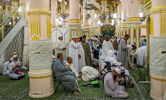 Jemaah umrah sedang berdoa di dalam masjid nabawi saat slot Raudhah sering penuh - Wisata mulia insani