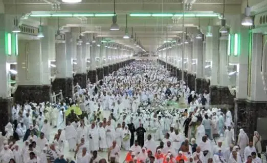 Jamaah umroh sedang melaksanakan sai umroh