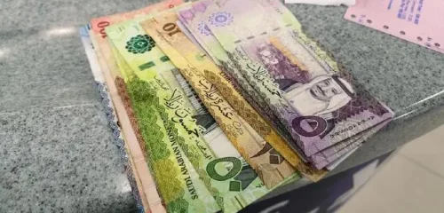 Uang Riyal di atas meja Money charger
