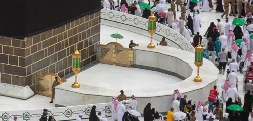 Hijir Ismail bagian Ka’bah di Masjidil Haram