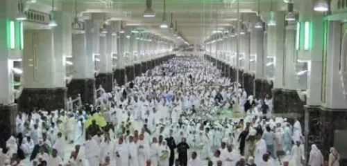 Jamaah umroh sedang melaksanakan sai umroh